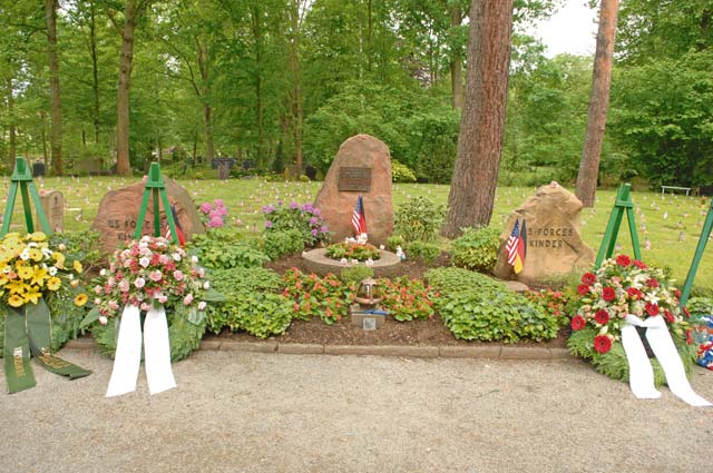 File photo Each year, wreaths are placed at the Kindergraves at Kaiserlsautern’s cemetery during the annual Kindergraves memorial ceremony.