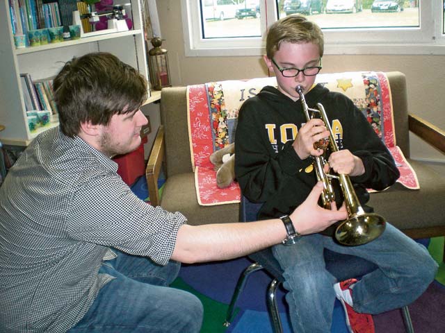 Lukas Hentschel from the Kaiserslautern Orchestra allowed Drew Haughenbury from Sharon Emerling’s fifth-grade class to play the trumpet.