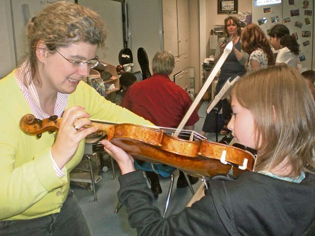 Photos by Amy Peaceman, Multicultural Committee chairperson After the concert, Susanne Kemner from the Kaiserslautern Orchestra visited Sharon Emerling’s fitfth-grade classroom at Landstuhl Elementary Middle School and allowed Anya Chervak to play the violin. 
