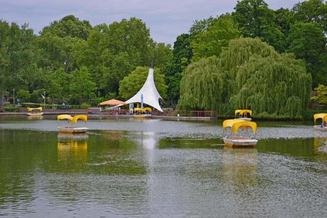 When the temperatures rise, Luisenpark is a popular place for Mannheim visitors to picnic, play or just to kick back and relax.
