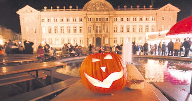 Photo by City of Zweibruecken Zweibruecken sponsors Halloween fest Zweibruecken celebrates its traditional Halloween spectacle Saturday. Pumpkin carving starts at 11 a.m. at Schlossplatz. Pumpkin soup will be served at noon. Children can have their faces painted from 11 a.m. to 5 p.m. Monsters, ghosts, witches and vampires will be welcomed at 5 p.m. The dance group Traumzeit will accompany people in costumes to Schlossplatz where the fest officially opens at 6 p.m. with fire magicians and culinary specialties. Children can take a walk through haunted tents and participate in a drawing contest.