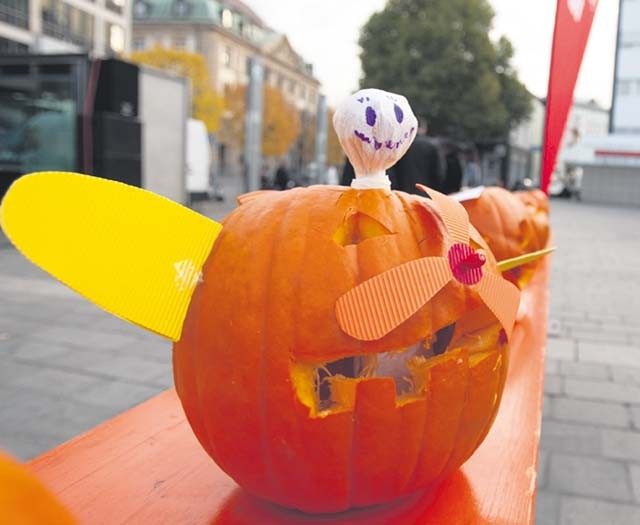 Photo by City of Kaiserslautern Halloween event Halloween activities for families will take place from 10 a.m. to 4 p.m. Saturday in front of Stiftskirche in Kaiserslautern. A tent will be set up for children to carve pumpkins, craft bags and make witches’ brooms while parents shop at the fruit and vegetable market.