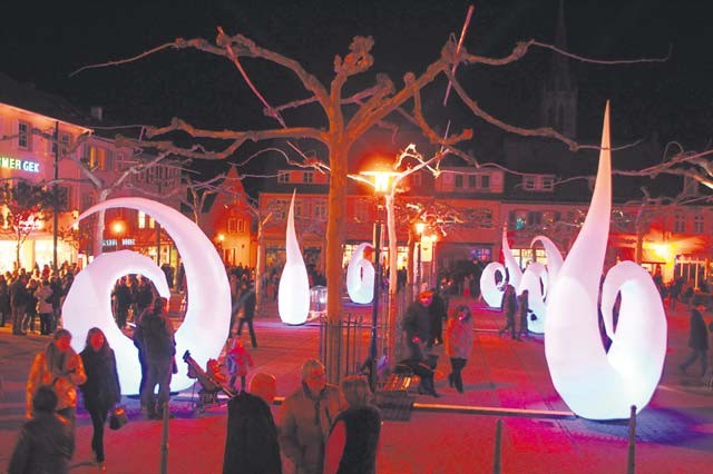 Glowing snails are installed in the center of Bad Duerkheim for the shopping night Saturday.