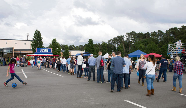 Concertgoers line up for concessions at a USO kiosk while waiting for the Trace Adkins concert June 11 on Ramstein. The USO-sponsored event was free to all Department of Defense cardholders and their family members. 