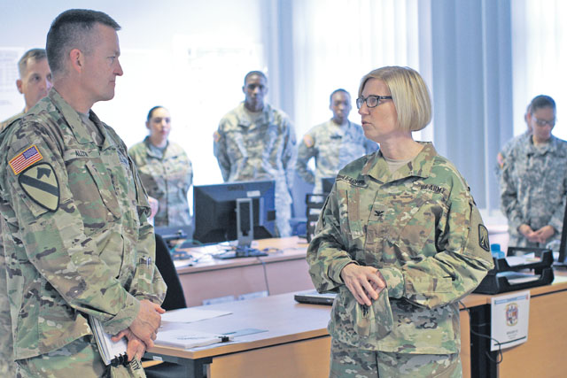 Knight’s Brigade briefs VCSA during Baumholder visit