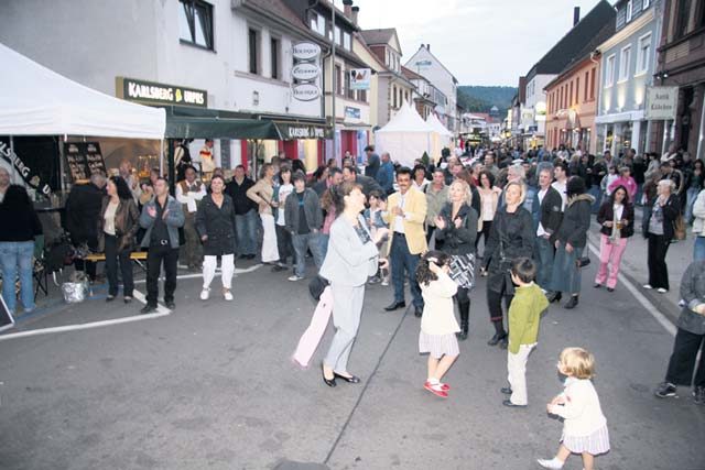 Courtesy photos Visitors of the city fest Landstuhl enjoy listening to bands and dancing to the music. The fest takes place today through Sunday. 