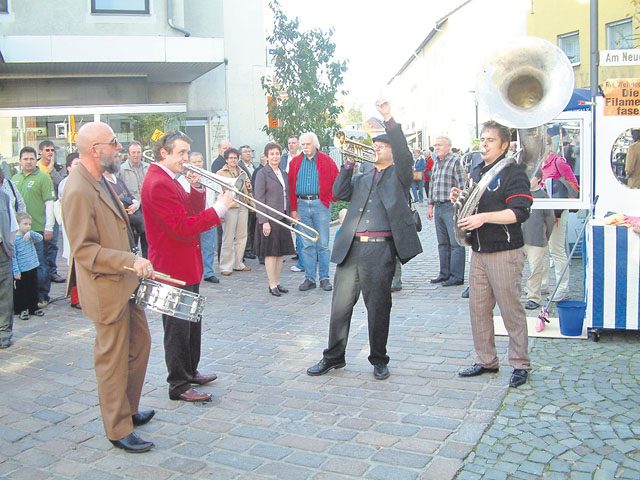 Photos by Stefan Layes Street musicians entertain the visitors of Ramstein’s Wendelinus market taking place from 11 a.m. to 6 p.m. Saturday and Sunday.