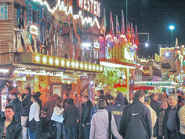 Photo by City of Kaiserslautern Kerwe continues The “Oktoberkerwe,” “October carnival,” in Kaiserslautern continues through Monday, when it closes with a thank-you fireworks display around 9 p.m. The event takes place at Messeplatz fairgrounds and features many rides for adults and children, beer gardens, and vendor and food booths.