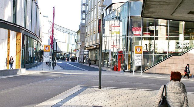 Motorists coming to the corner of Koenigstrasse and Richard-Wagner-Strasse in the center of Kaiserslautern are not allowed to drive on into Fruchthallstrasse. They must obey the signs in yellow and not enter Fruchthallstrasse along the mall.  Traffic controls conducted by Police Inspection Kaiserslautern 2 proved that numerous Americans unlawfully drive through Fruchthallstrasse. It was noted that in most cases motorists were misrouted by their navigation systems or lacked knowledge of the area. The traffic signs placed at the beginning of Fruchthallstrasse clearly show that driving through is only authorized for city busses, taxis and delivery vehicles.