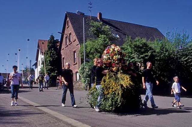 Germans observe Pentecost Sunday, Monday / Deidesheim holds traditional billy-goat auction Tuesday