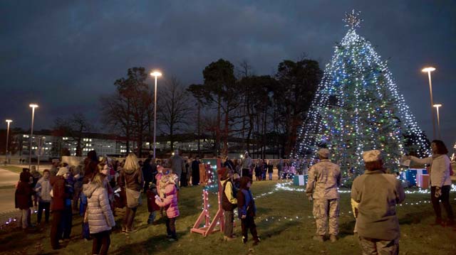 Ramstein kicks off holiday season  with Christmas tree lighting