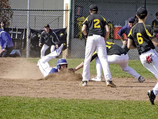 Ramstein Royals  claim lead  in fifth inning  to defeat  Stuttgart Panthers