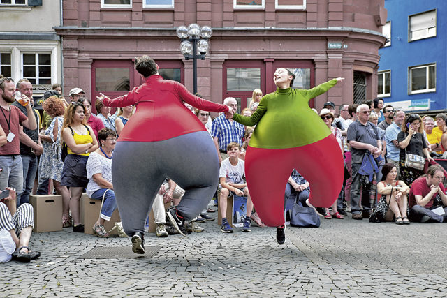 Kaiserslautern holds “Get it all out” street theater festival
