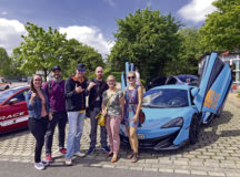 Group of people with Apex-Nürburg Ring-Taxi car