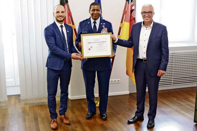 Minister of the Interior awards Third AF commander with WiR! Award