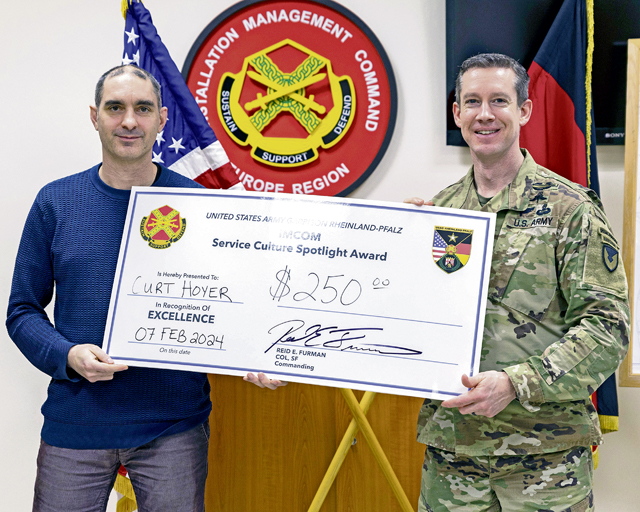 USAG RP leadership recognize employee for commitment to service culture